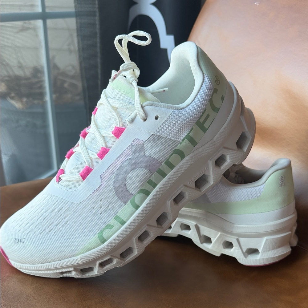ON's Running Women's CLOUDTEC sneakers. Size 10
